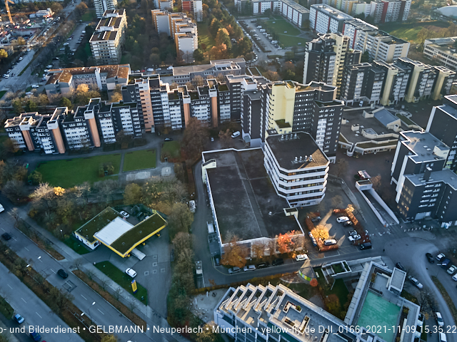 09.11.2020 - Marx-Zentrum und Wohnanlagelage am Karl-Marx-Ring 52-62 in Neuperlach