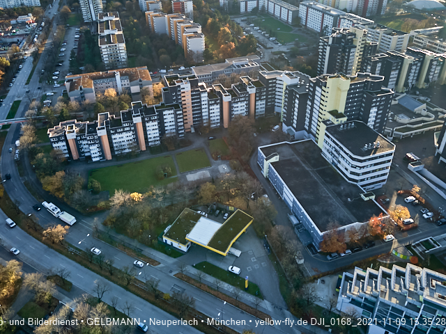 09.11.2020 - Marx-Zentrum und Wohnanlagelage am Karl-Marx-Ring 52-62 in Neuperlach