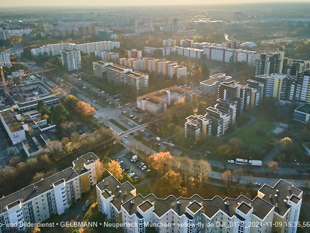 09.11.2020 - Marx-Zentrum und Wohnanlagelage am Karl-Marx-Ring 52-62 in Neuperlach