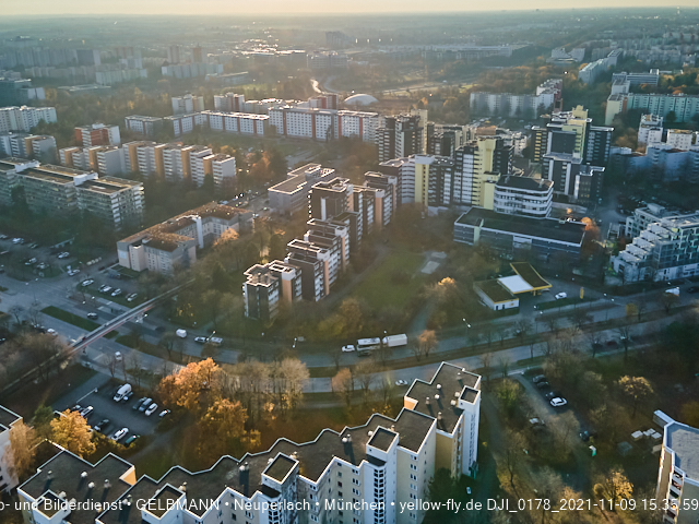 09.11.2020 - Marx-Zentrum und Wohnanlagelage am Karl-Marx-Ring 52-62 in Neuperlach