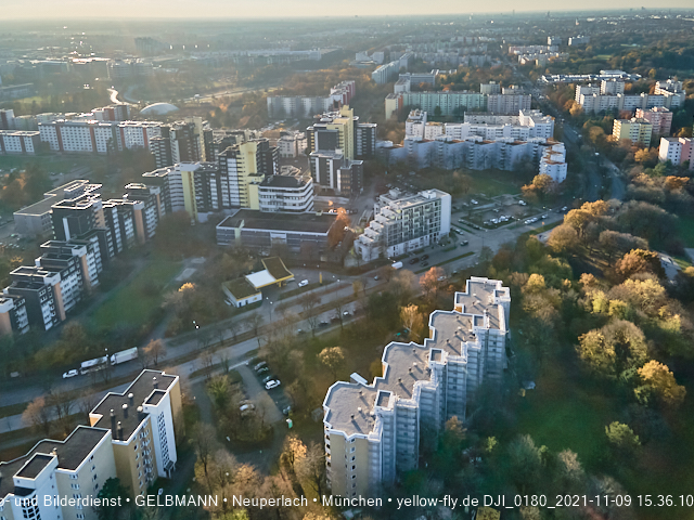 09.11.2020 - Marx-Zentrum und Wohnanlagelage am Karl-Marx-Ring 52-62 in Neuperlach