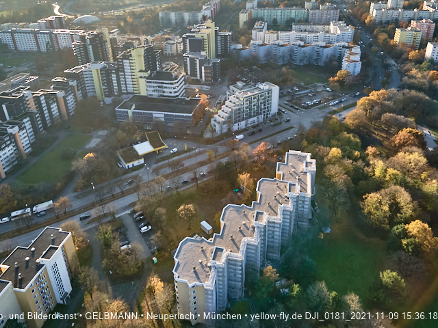 09.11.2020 - Marx-Zentrum und Wohnanlagelage am Karl-Marx-Ring 52-62 in Neuperlach