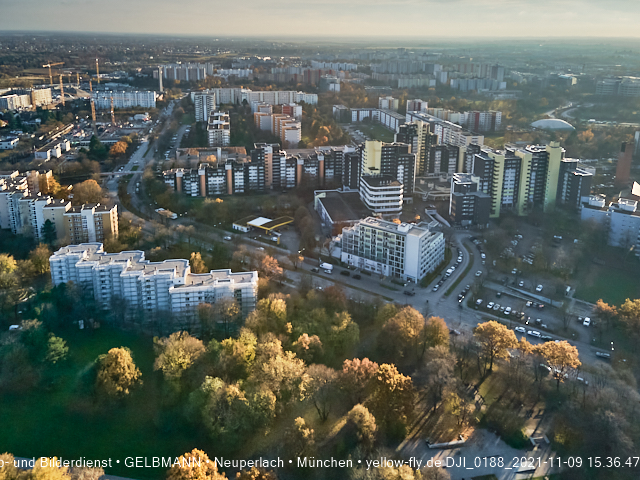 09.11.2020 - Marx-Zentrum und Wohnanlagelage am Karl-Marx-Ring 52-62 in Neuperlach