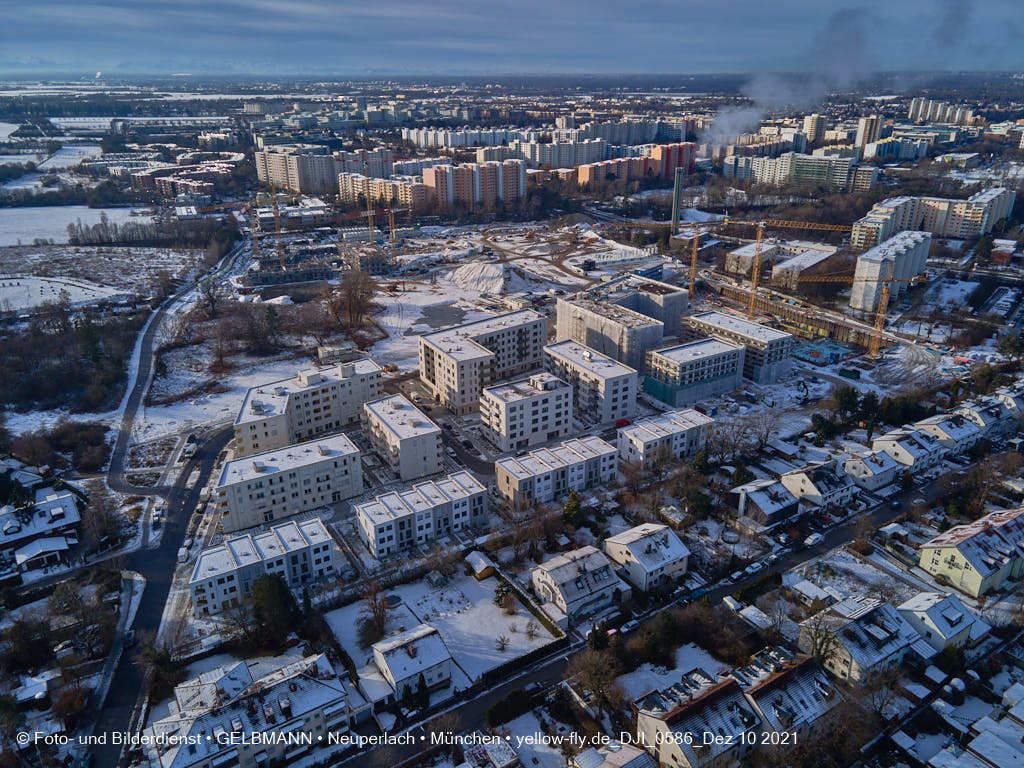 10.12.2021 -Das Alexisquartier mit Schnee im Dezember 2021 in Neuperlach