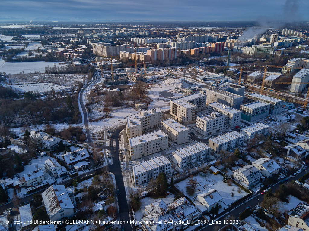 10.12.2021 -Das Alexisquartier mit Schnee im Dezember 2021 in Neuperlach