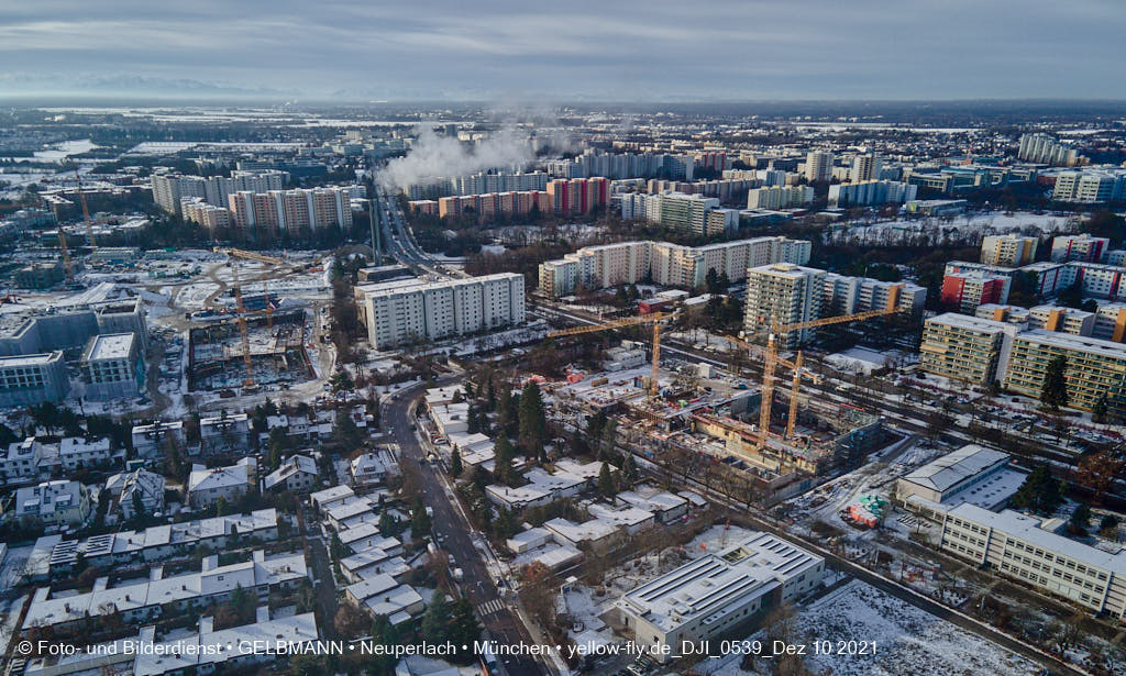 10.12.2021 -Grundschule am Karl-Marx-Ring im Schnee im Dezember 2021 in Neuperlach