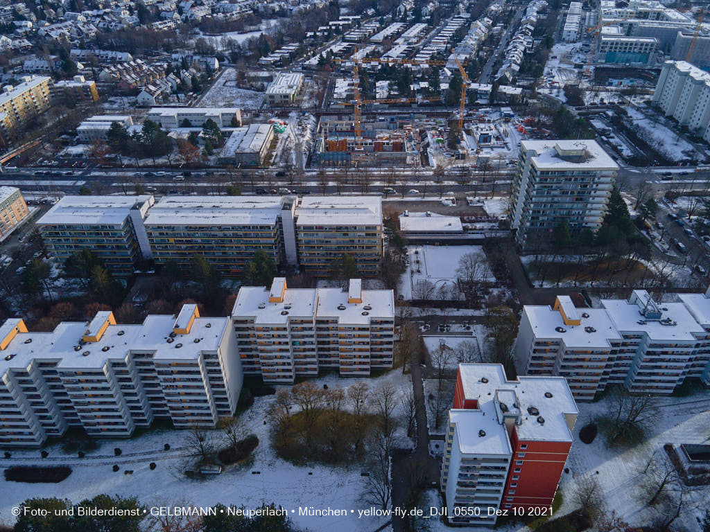 10.12.2021 -Grundschule am Karl-Marx-Ring im Schnee im Dezember 2021 in Neuperlach