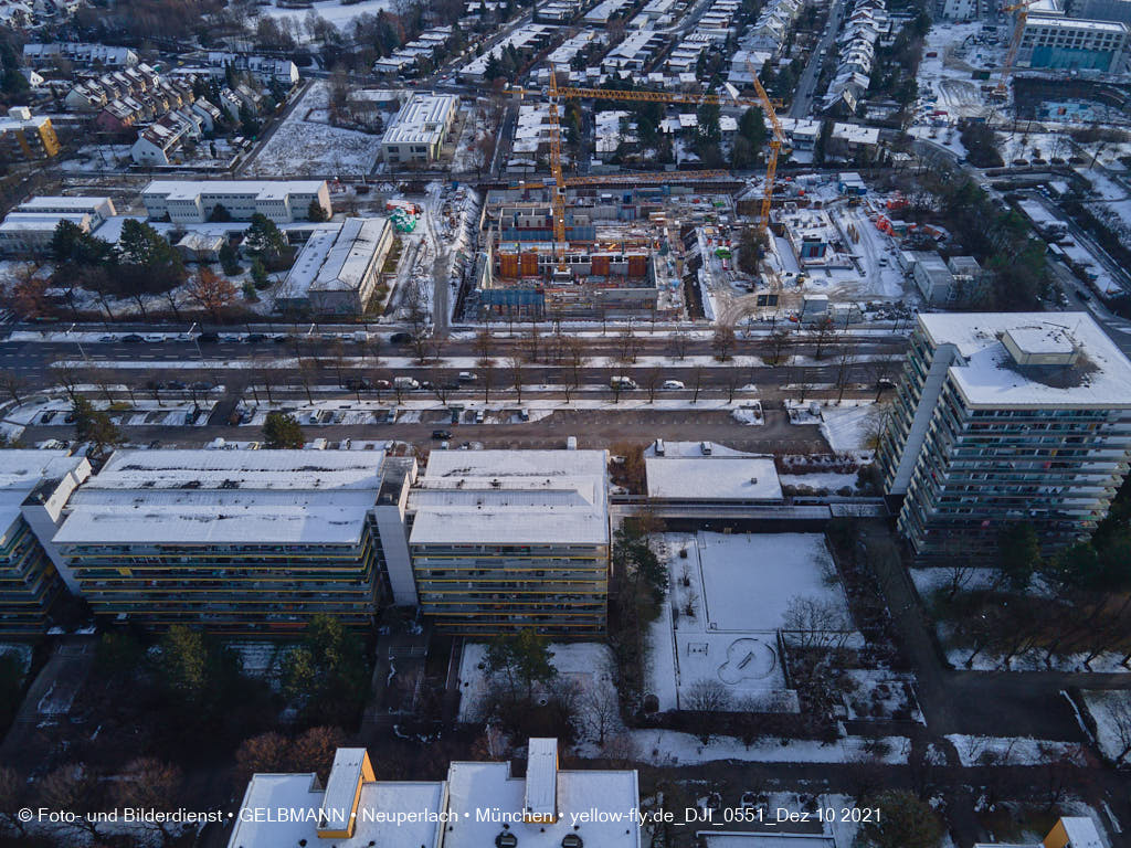 10.12.2021 -Grundschule am Karl-Marx-Ring im Schnee im Dezember 2021 in Neuperlach