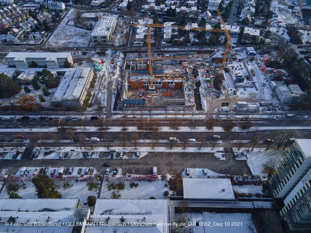 10.12.2021 -Grundschule am Karl-Marx-Ring im Schnee im Dezember 2021 in Neuperlach