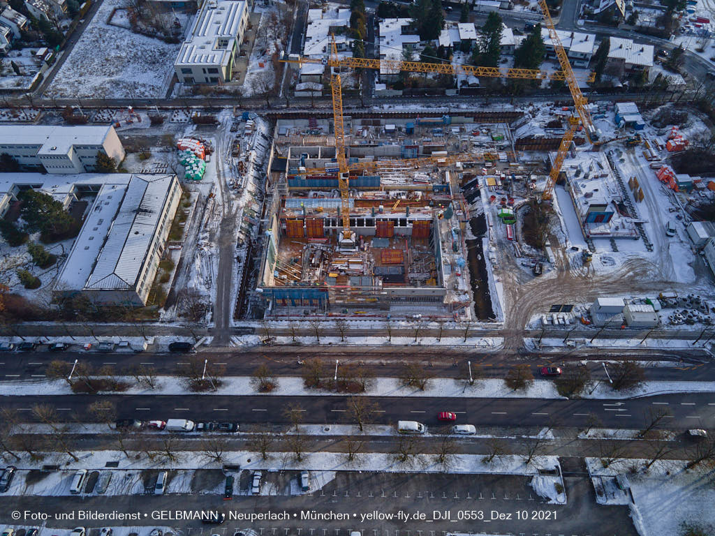 10.12.2021 -Grundschule am Karl-Marx-Ring im Schnee im Dezember 2021 in Neuperlach