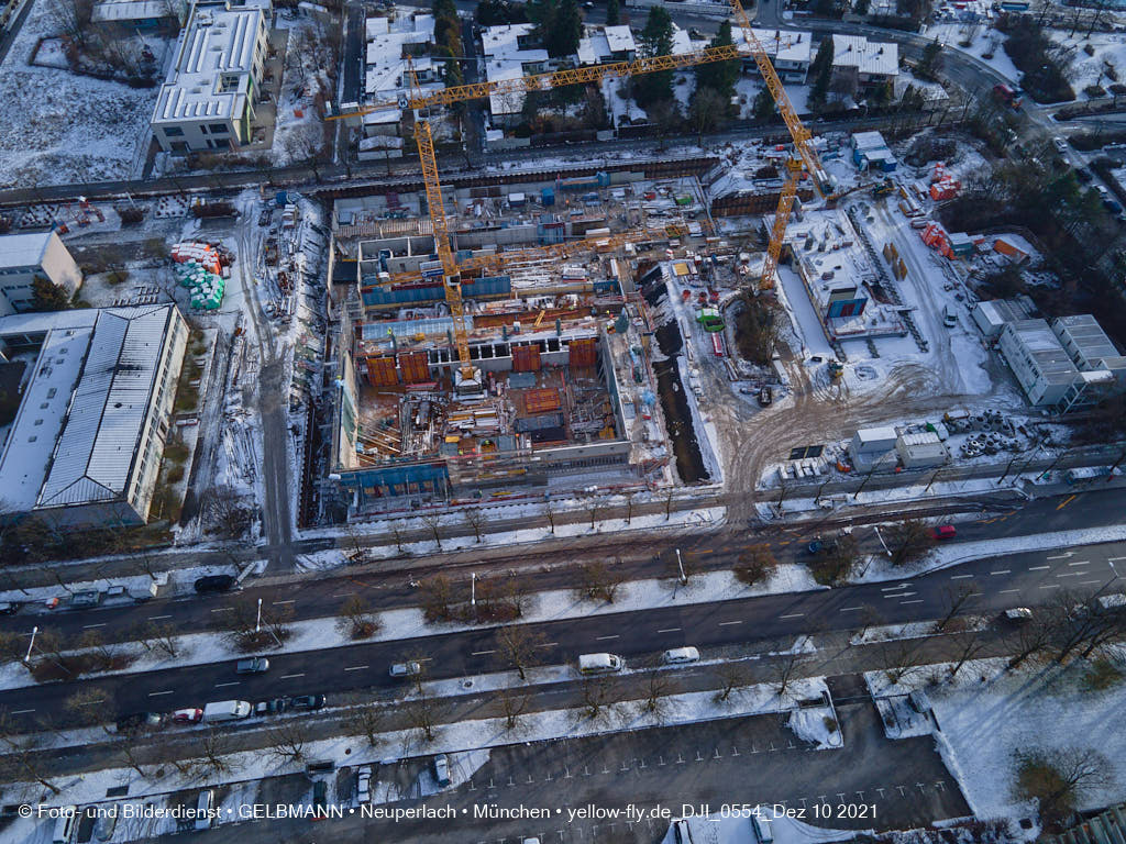 10.12.2021 -Grundschule am Karl-Marx-Ring im Schnee im Dezember 2021 in Neuperlach