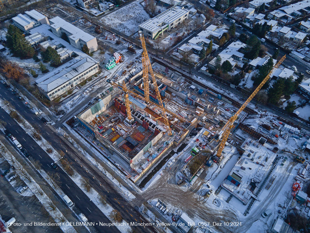 10.12.2021 -Grundschule am Karl-Marx-Ring im Schnee im Dezember 2021 in Neuperlach