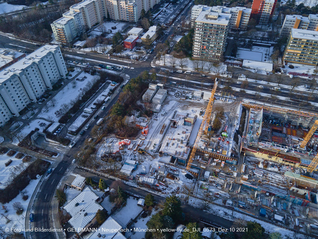 10.12.2021 -Grundschule am Karl-Marx-Ring im Schnee im Dezember 2021 in Neuperlach