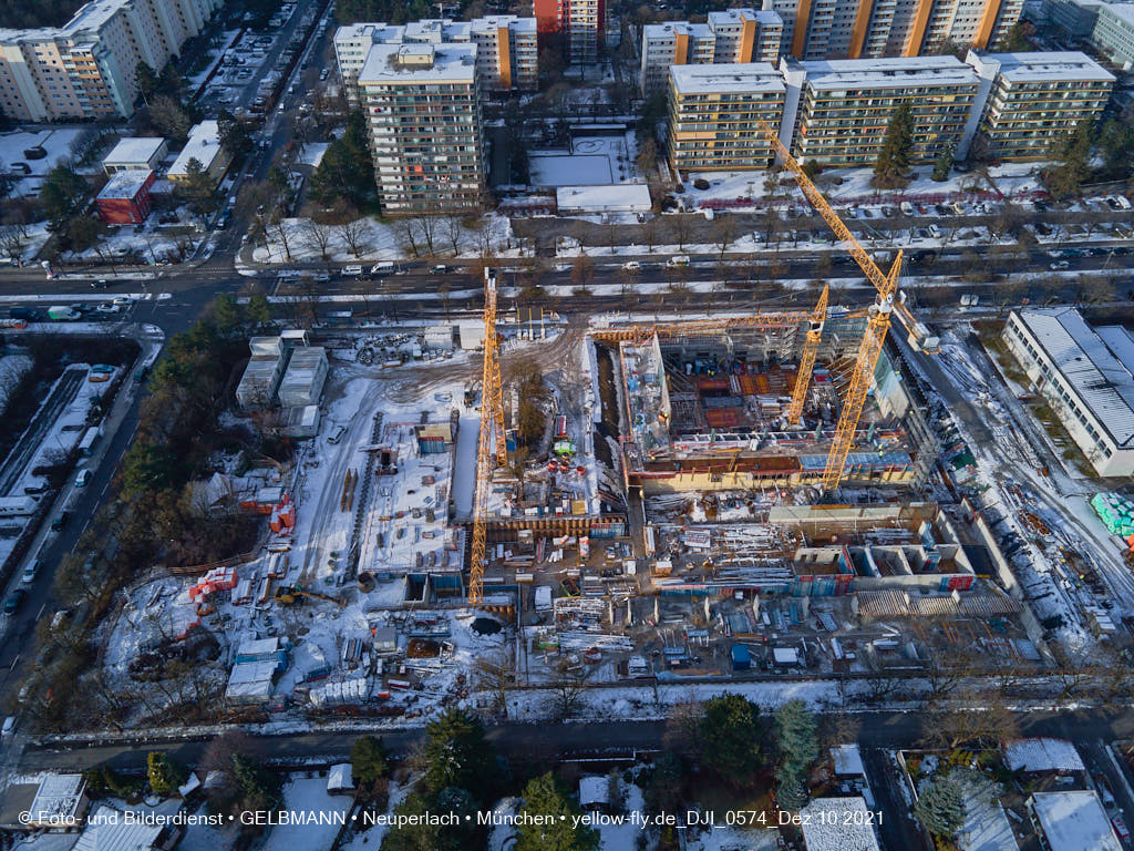 10.12.2021 -Grundschule am Karl-Marx-Ring im Schnee im Dezember 2021 in Neuperlach