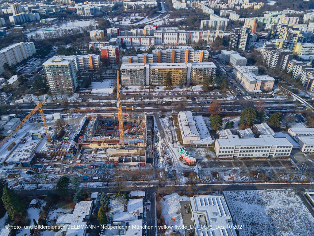 10.12.2021 -Grundschule am Karl-Marx-Ring im Schnee im Dezember 2021 in Neuperlach