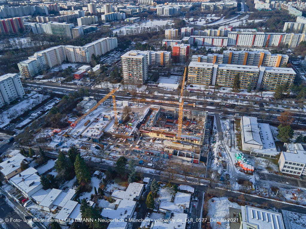 10.12.2021 -Grundschule am Karl-Marx-Ring im Schnee im Dezember 2021 in Neuperlach