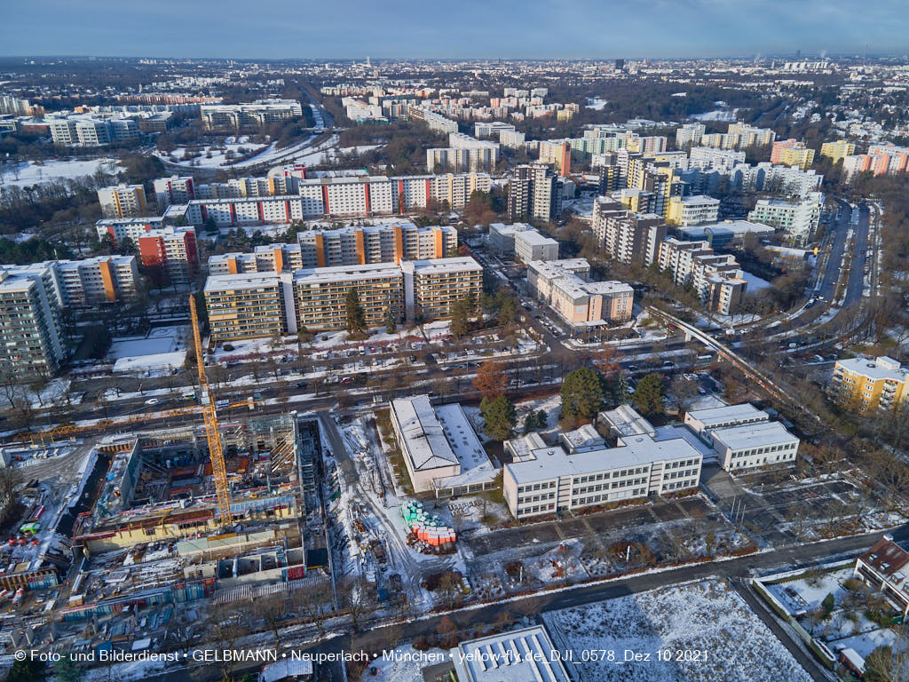 10.12.2021 -Grundschule am Karl-Marx-Ring im Schnee im Dezember 2021 in Neuperlach