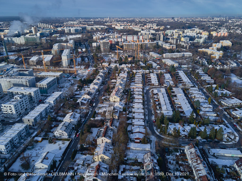 10.12.2021 -Grundschule am Karl-Marx-Ring im Schnee im Dezember 2021 in Neuperlach