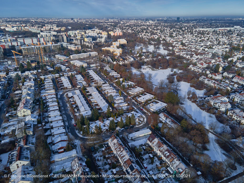 10.12.2021 -Grundschule am Karl-Marx-Ring im Schnee im Dezember 2021 in Neuperlach