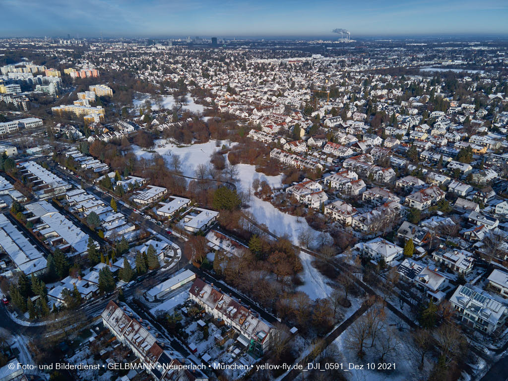 10.12.2021 -Grundschule am Karl-Marx-Ring im Schnee im Dezember 2021 in Neuperlach