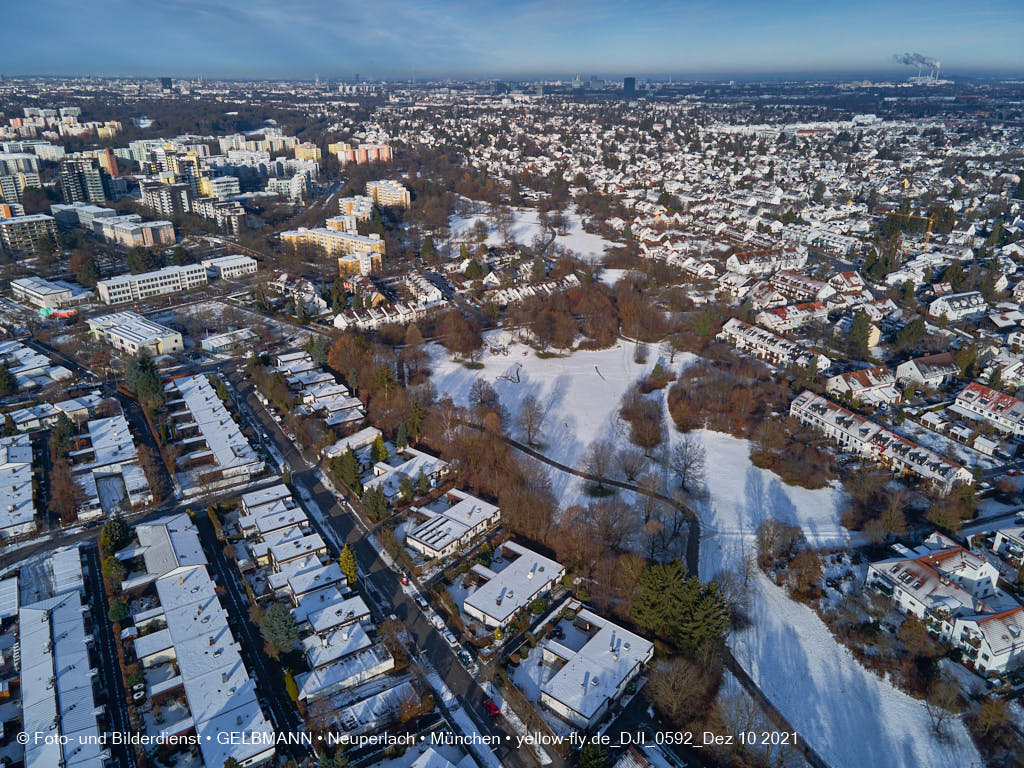 10.12.2021 -Grundschule am Karl-Marx-Ring im Schnee im Dezember 2021 in Neuperlach