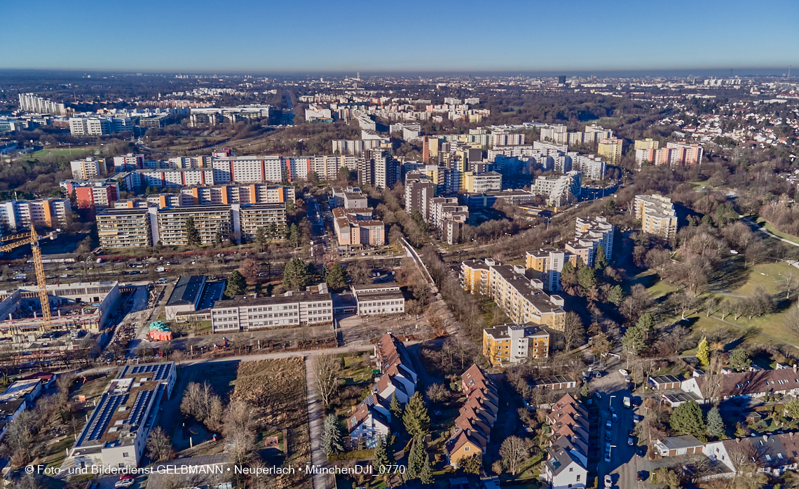 14.01.2022 - Marx-Zentrum mit kleiner Wohnanlage Karl-Marx-Ring 52-62 und Karl-Marx-Ring 53-57