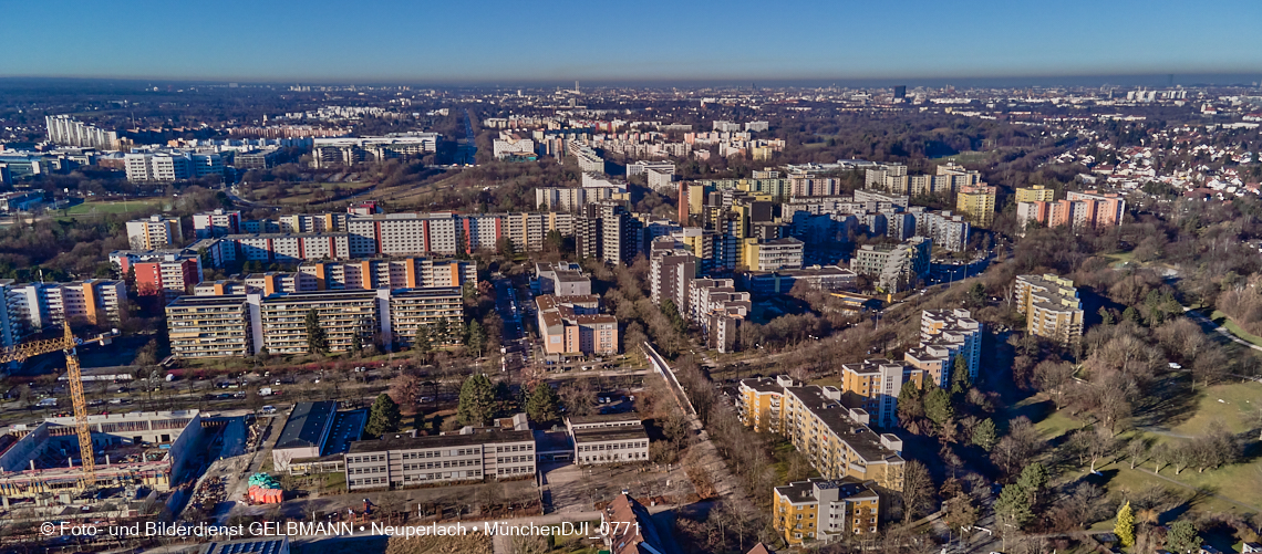14.01.2022 - Marx-Zentrum mit kleiner Wohnanlage Karl-Marx-Ring 52-62 und Karl-Marx-Ring 53-57