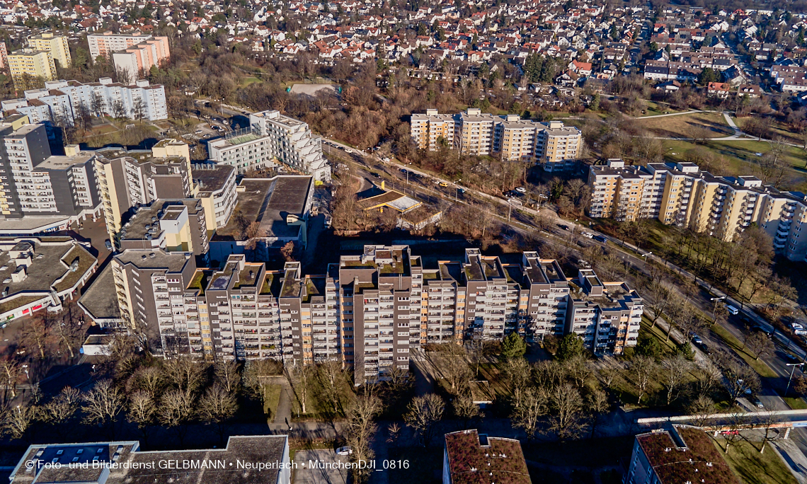 14.01.2022 - Marx-Zentrum mit kleiner Wohnanlage Karl-Marx-Ring 52-62 und Karl-Marx-Ring 53-57
