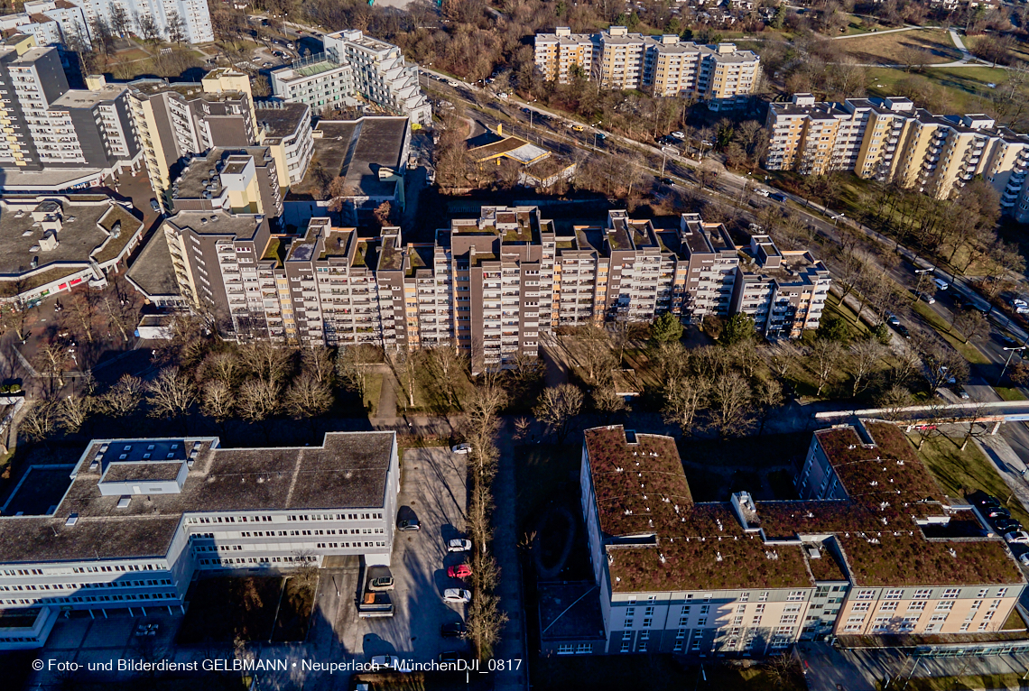 14.01.2022 - Marx-Zentrum mit kleiner Wohnanlage Karl-Marx-Ring 52-62 und Karl-Marx-Ring 53-57