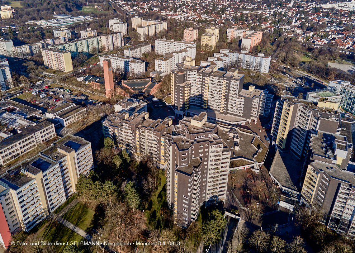 14.01.2022 - Marx-Zentrum mit kleiner Wohnanlage Karl-Marx-Ring 52-62 und Karl-Marx-Ring 53-57