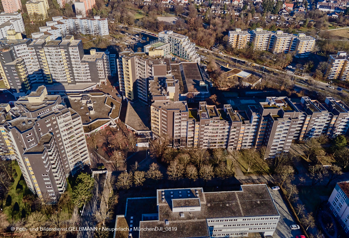 14.01.2022 - Marx-Zentrum mit kleiner Wohnanlage Karl-Marx-Ring 52-62 und Karl-Marx-Ring 53-57