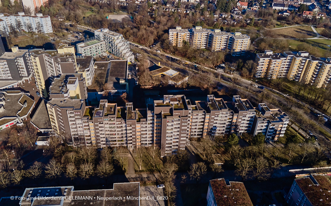 14.01.2022 - Marx-Zentrum mit kleiner Wohnanlage Karl-Marx-Ring 52-62 und Karl-Marx-Ring 53-57