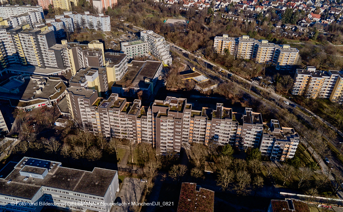 14.01.2022 - Marx-Zentrum mit kleiner Wohnanlage Karl-Marx-Ring 52-62 und Karl-Marx-Ring 53-57