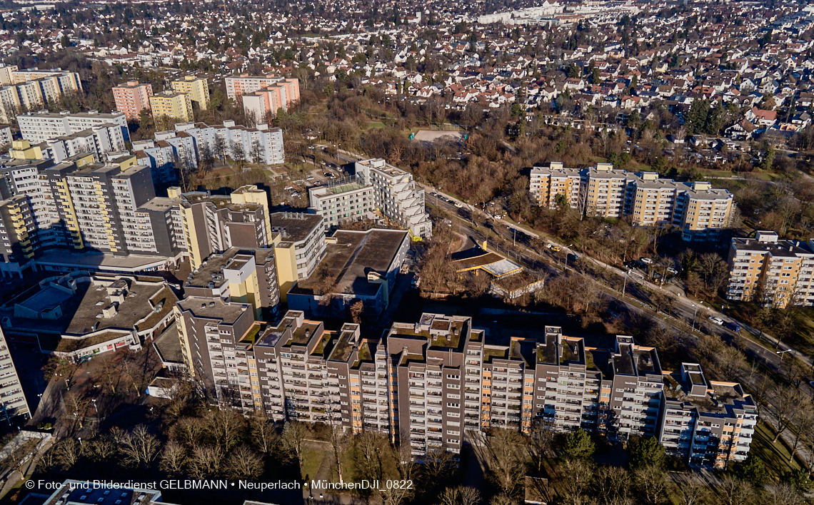 14.01.2022 - Marx-Zentrum mit kleiner Wohnanlage Karl-Marx-Ring 52-62 und Karl-Marx-Ring 53-57
