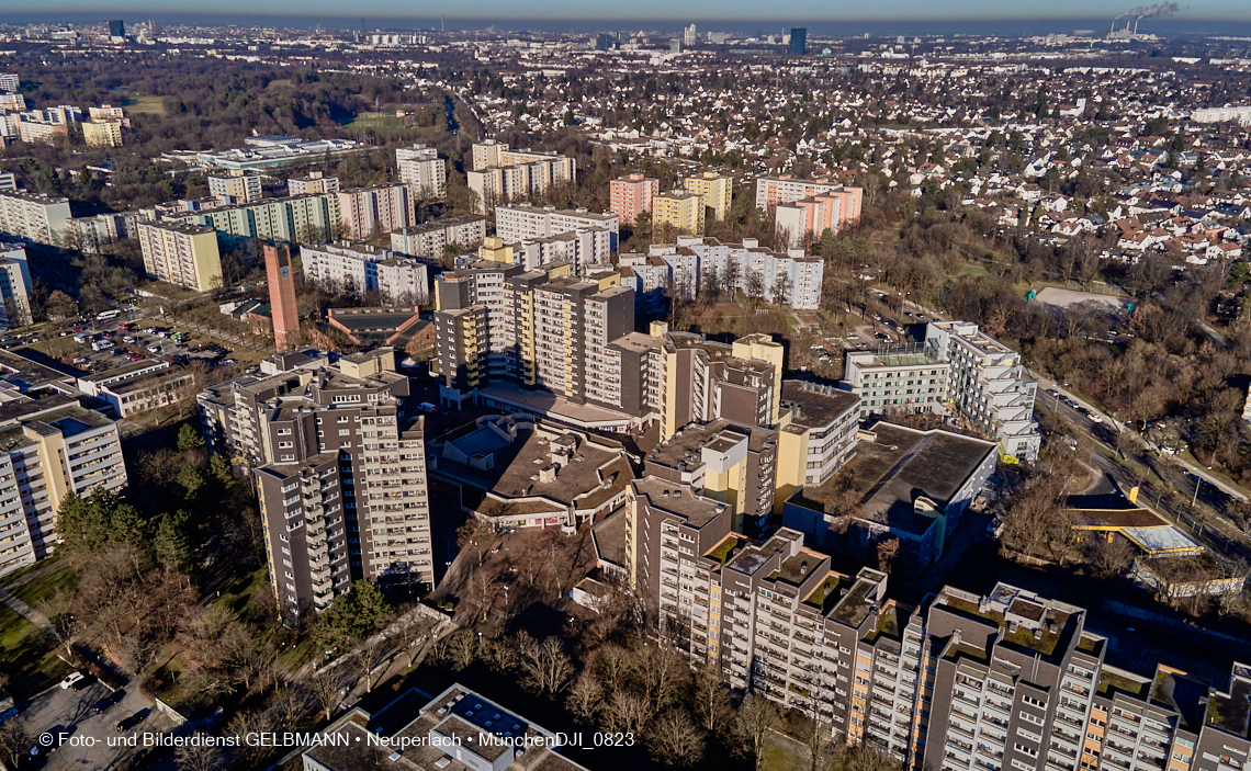 14.01.2022 - Marx-Zentrum mit kleiner Wohnanlage Karl-Marx-Ring 52-62 und Karl-Marx-Ring 53-57