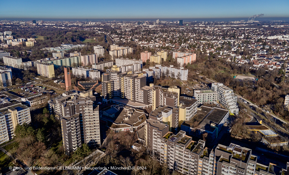 14.01.2022 - Marx-Zentrum mit kleiner Wohnanlage Karl-Marx-Ring 52-62 und Karl-Marx-Ring 53-57
