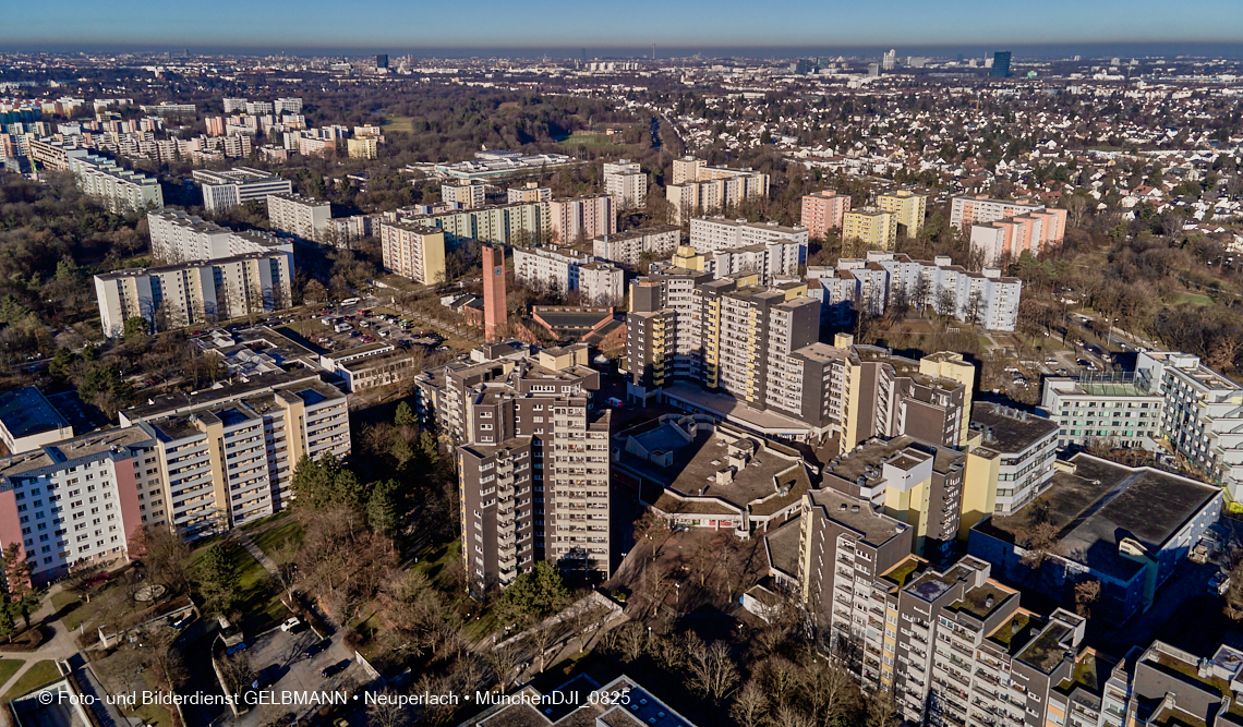 14.01.2022 - Marx-Zentrum mit kleiner Wohnanlage Karl-Marx-Ring 52-62 und Karl-Marx-Ring 53-57