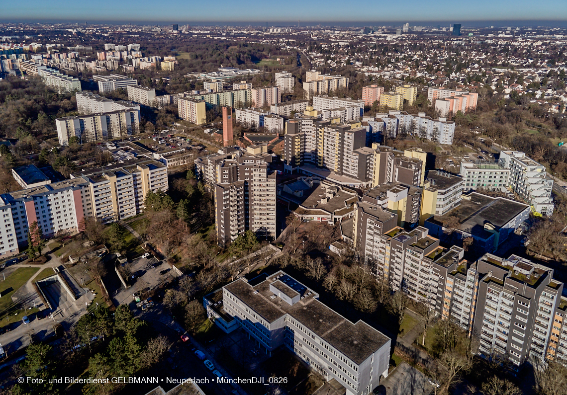 14.01.2022 - Marx-Zentrum mit kleiner Wohnanlage Karl-Marx-Ring 52-62 und Karl-Marx-Ring 53-57