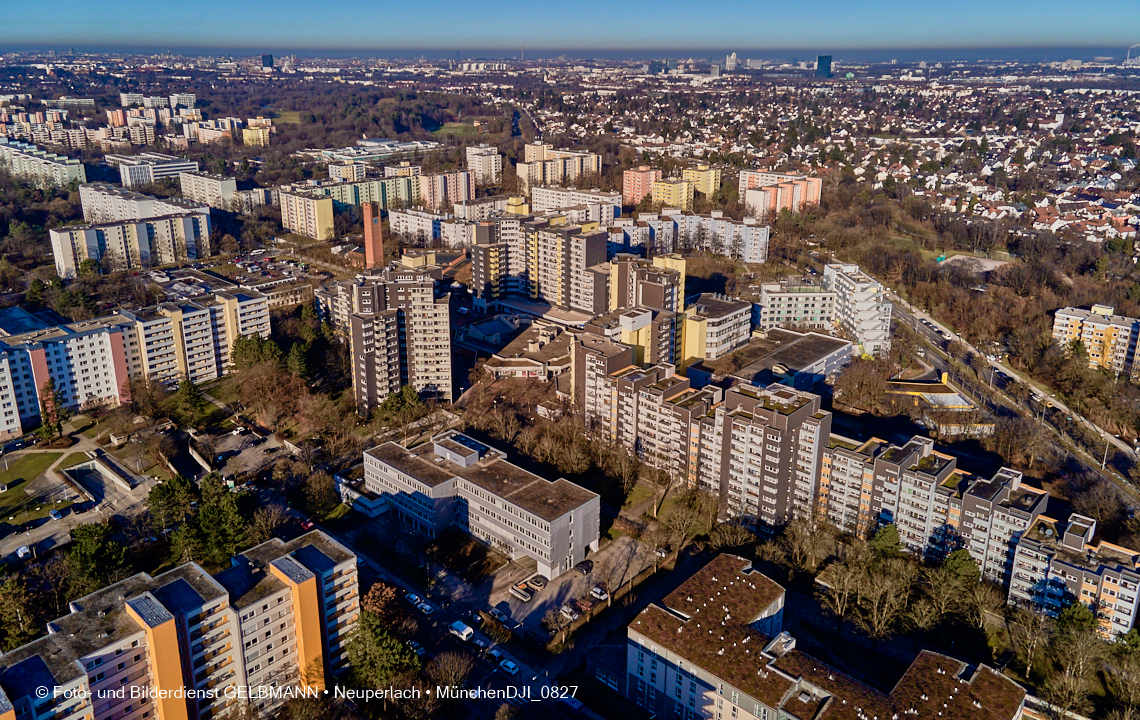 14.01.2022 - Marx-Zentrum mit kleiner Wohnanlage Karl-Marx-Ring 52-62 und Karl-Marx-Ring 53-57