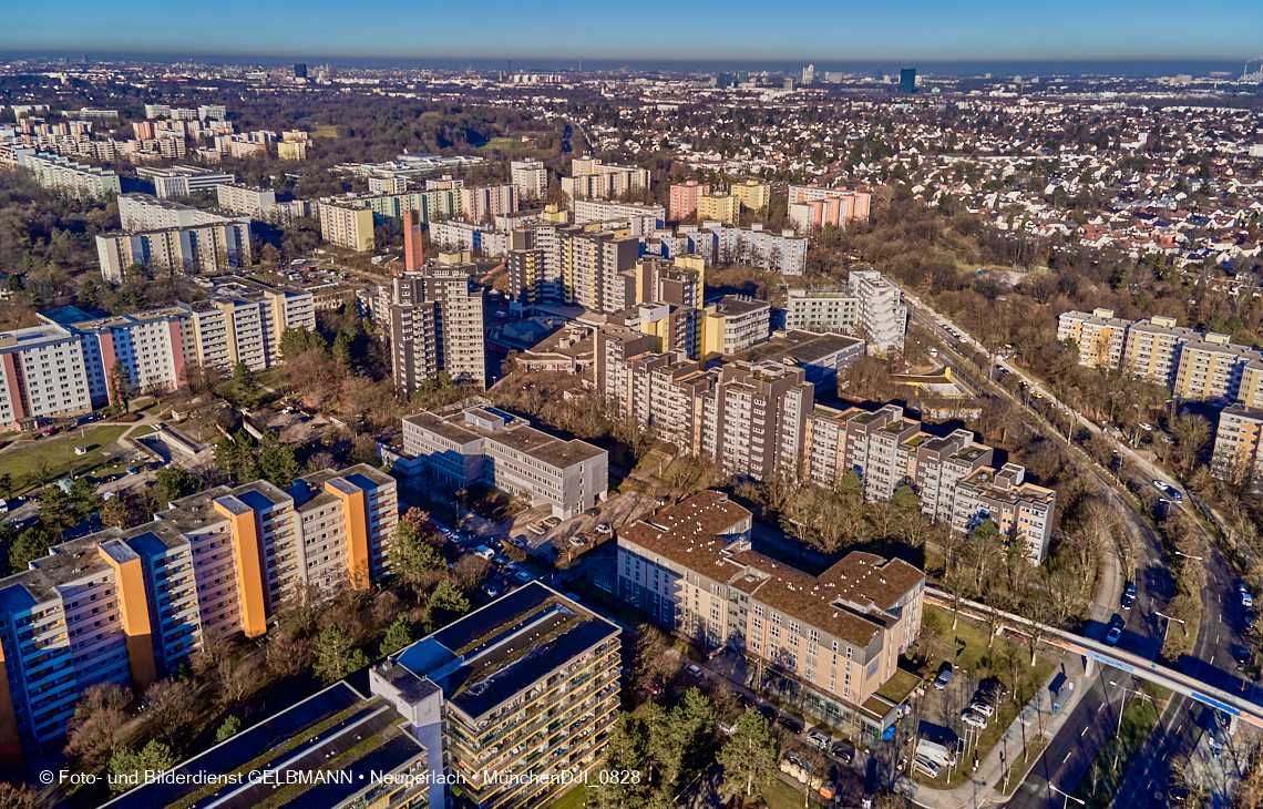 14.01.2022 - Marx-Zentrum mit kleiner Wohnanlage Karl-Marx-Ring 52-62 und Karl-Marx-Ring 53-57