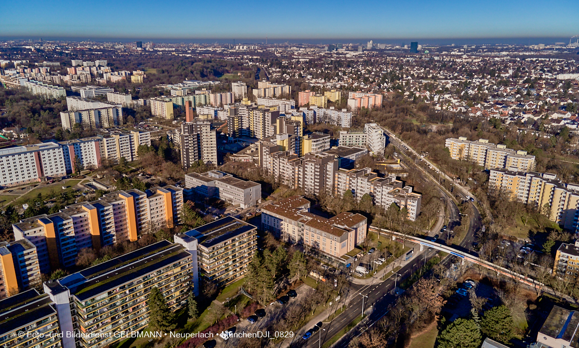 14.01.2022 - Marx-Zentrum mit kleiner Wohnanlage Karl-Marx-Ring 52-62 und Karl-Marx-Ring 53-57