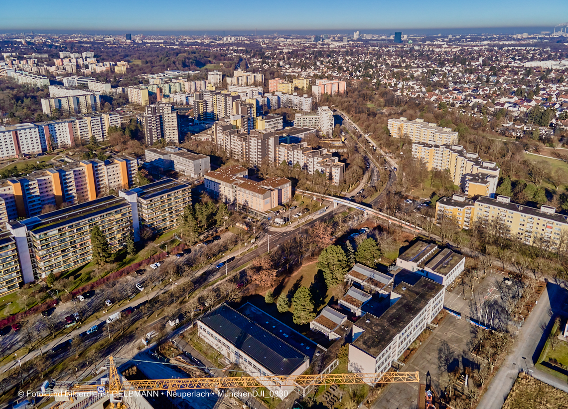 14.01.2022 - Marx-Zentrum mit kleiner Wohnanlage Karl-Marx-Ring 52-62 und Karl-Marx-Ring 53-57