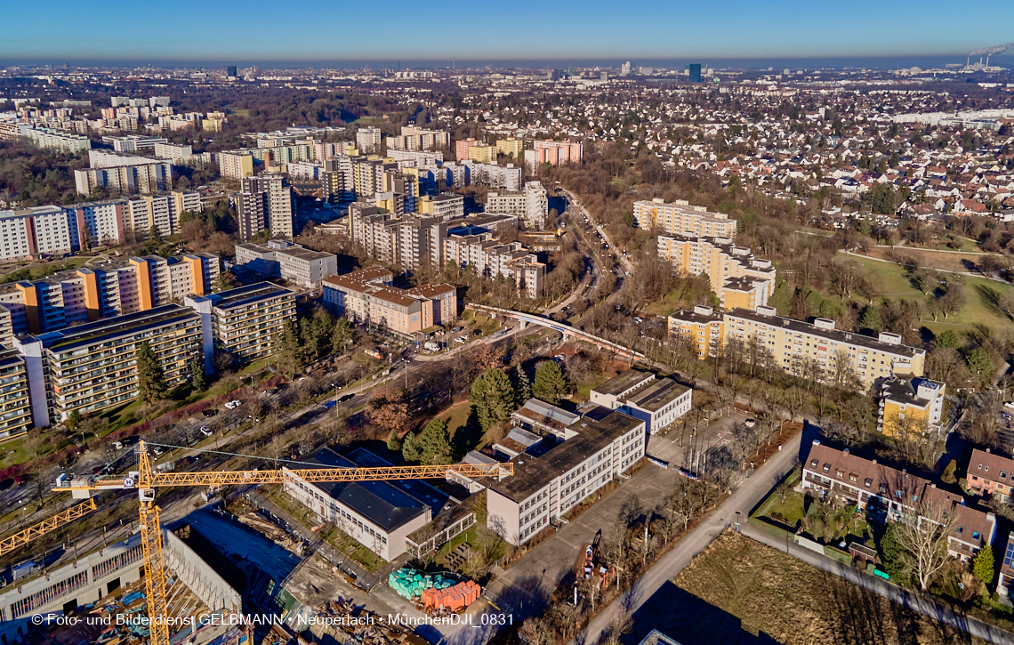 14.01.2022 - Marx-Zentrum mit kleiner Wohnanlage Karl-Marx-Ring 52-62 und Karl-Marx-Ring 53-57