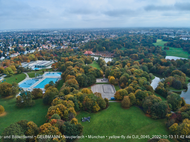 13.10.2022 - der Ostpark mit Biergarten und See in Neuperlach