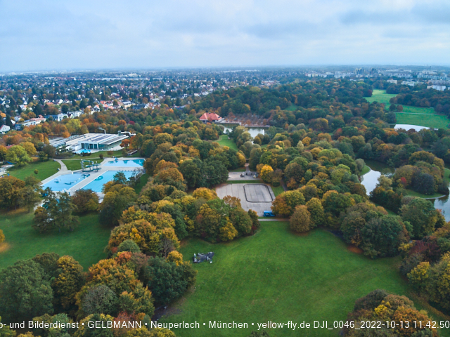 13.10.2022 - der Ostpark mit Biergarten und See in Neuperlach
