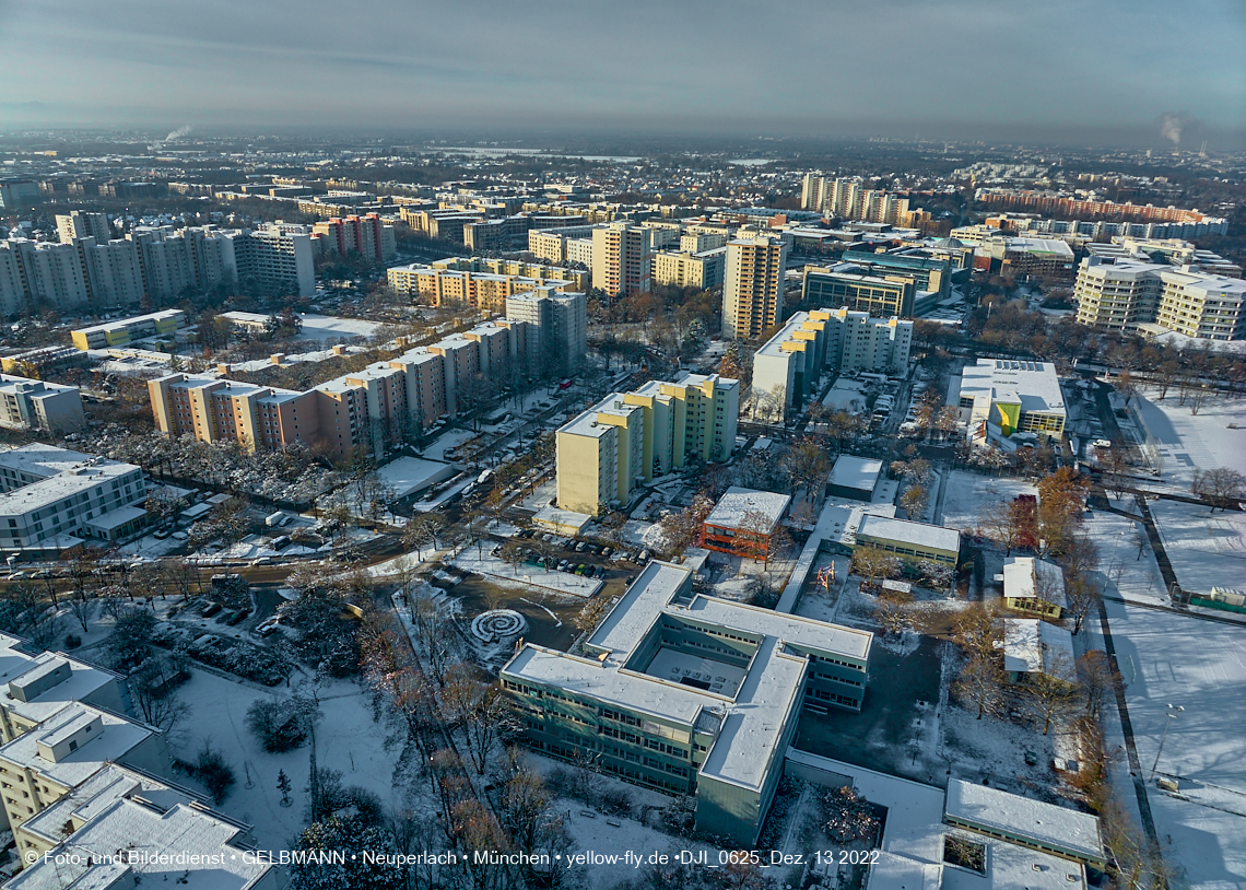 13.12.2022 - Perlach-Plaza mit Neuperlach Zentrum und Umgebung