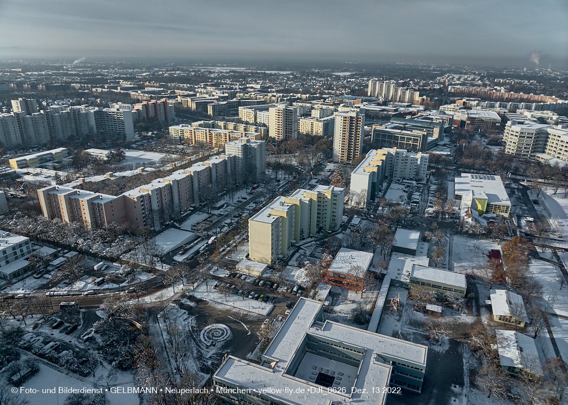 13.12.2022 - Perlach-Plaza mit Neuperlach Zentrum und Umgebung