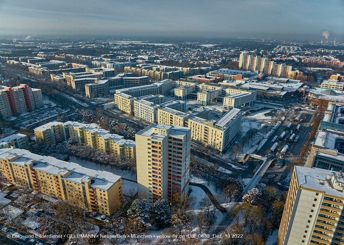 13.12.2022 - Perlach-Plaza mit Neuperlach Zentrum und Umgebung