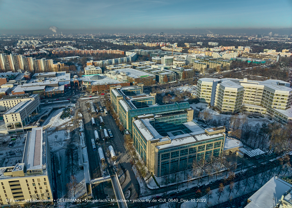 13.12.2022 - Perlach-Plaza mit Neuperlach Zentrum und Umgebung