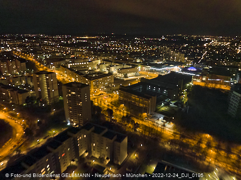 24.12.2022 - PerlachPlaza und Neue Mitte bei Nacht aus der Luft